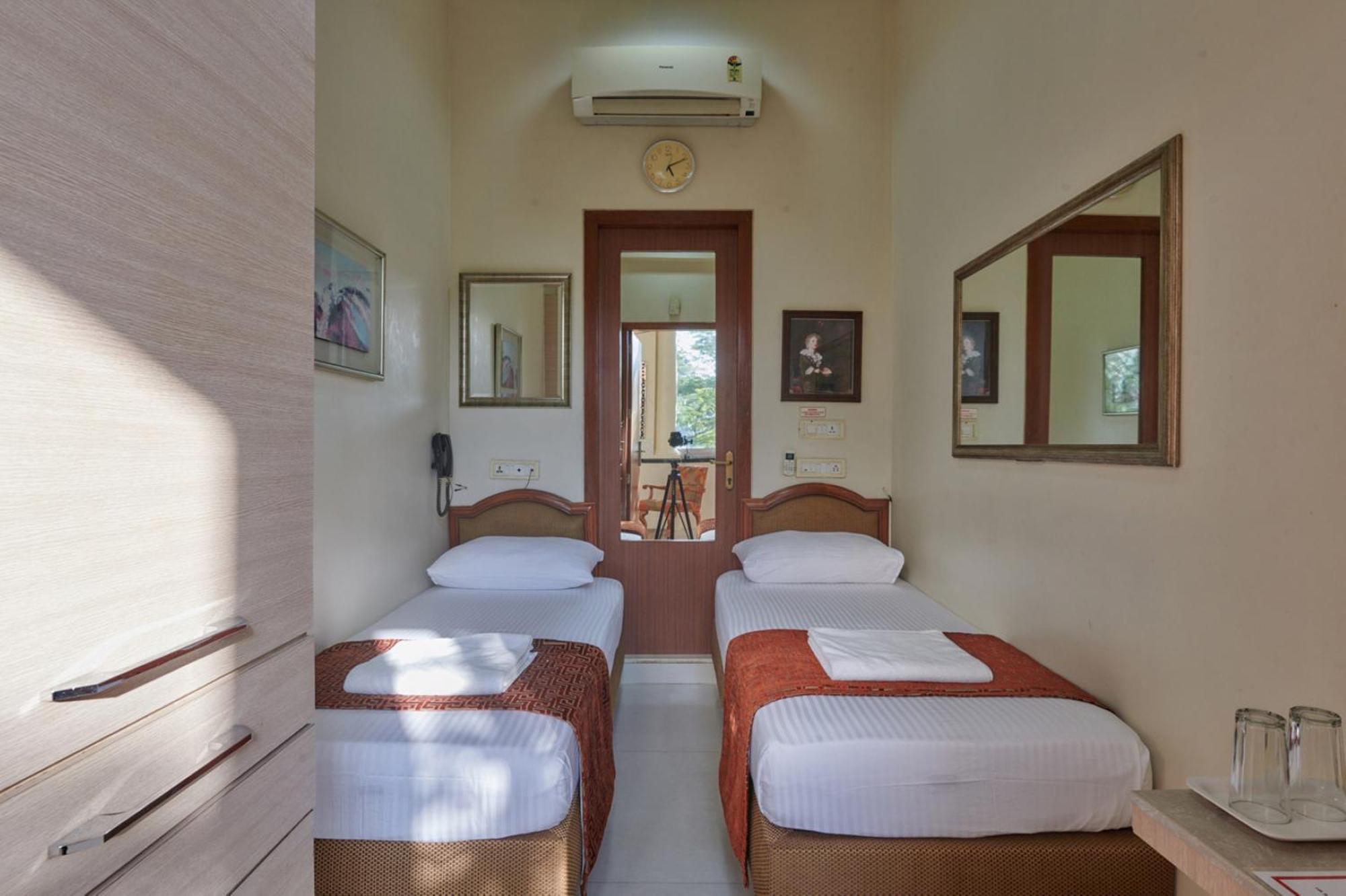 Elphinstone Hotel Mumbai Exterior photo