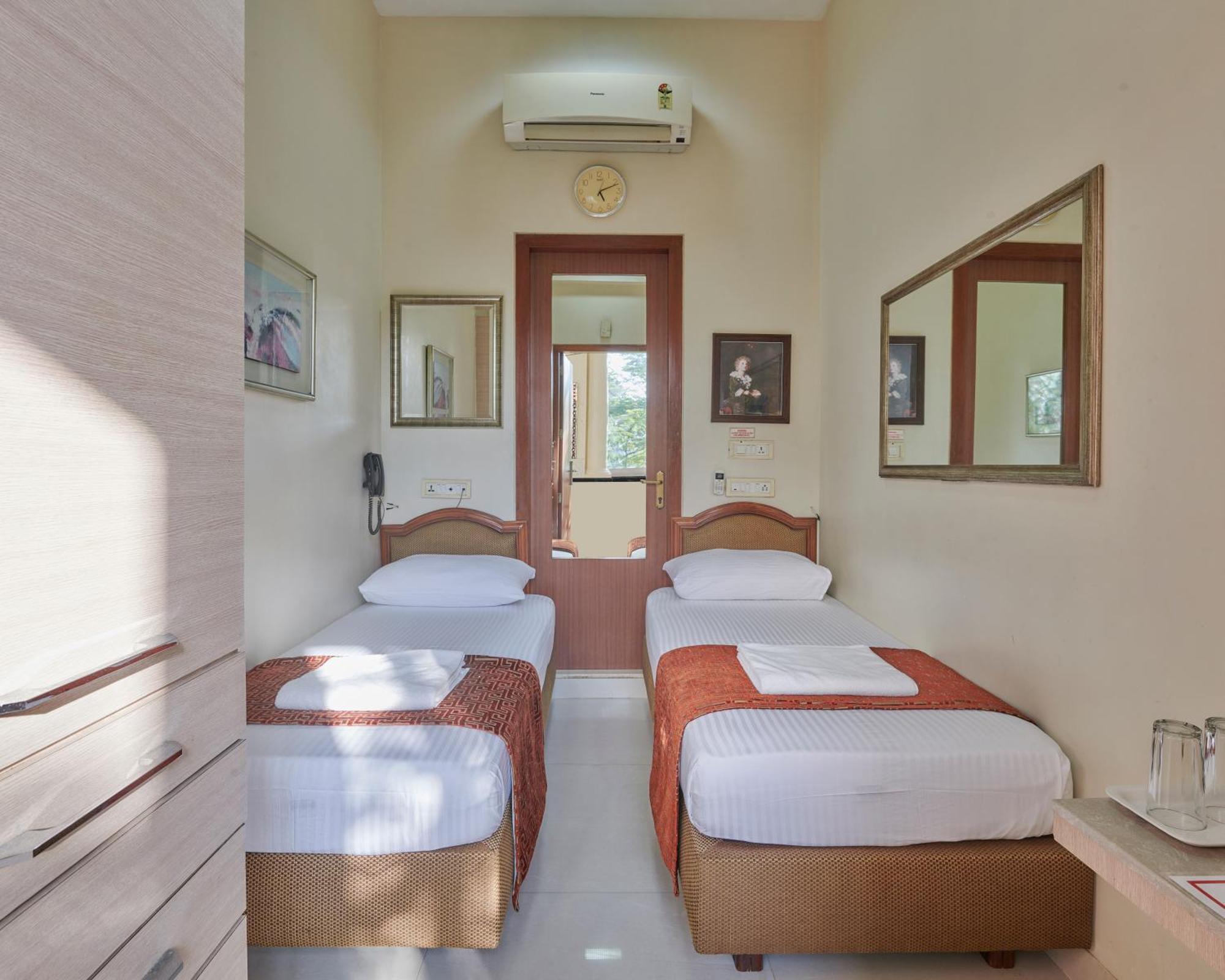 Elphinstone Hotel Mumbai Exterior photo